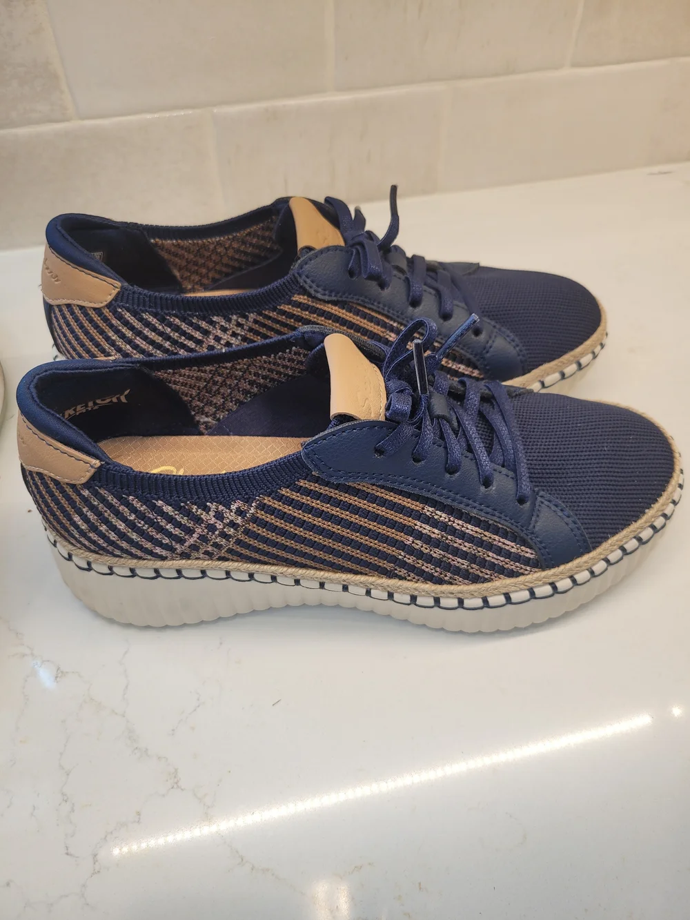 Sketchers Memory Foam Slip In Womens Size 8.